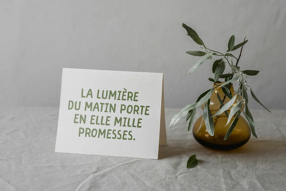 ALMOND CROISSANT | Font Family