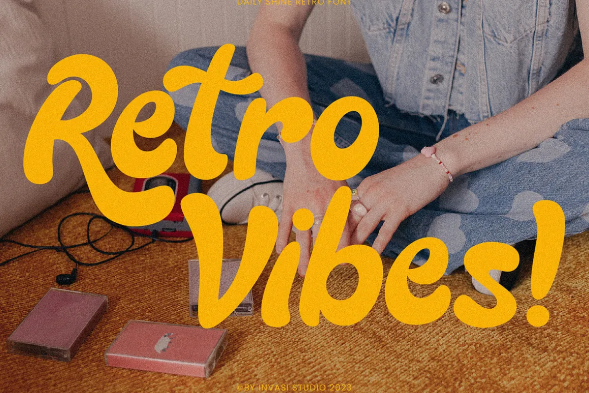 Daily Shine - Groovy Retro Font