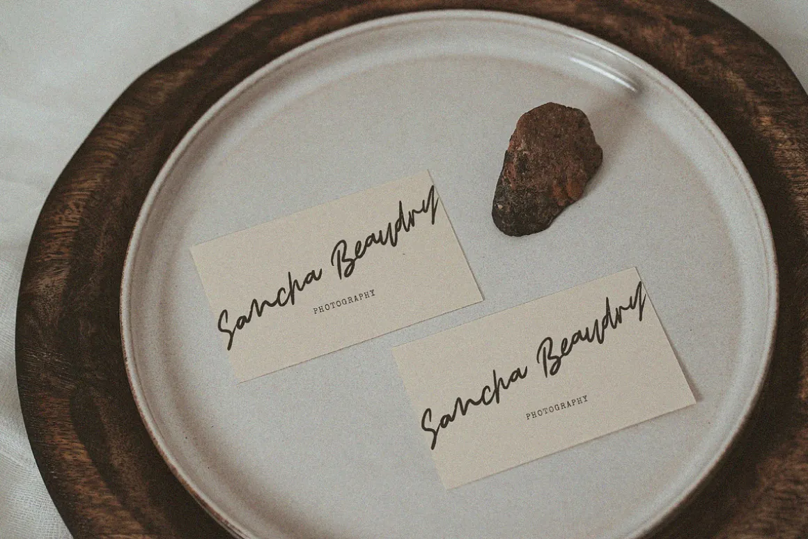 Feminous Font - Elegant Brush Script