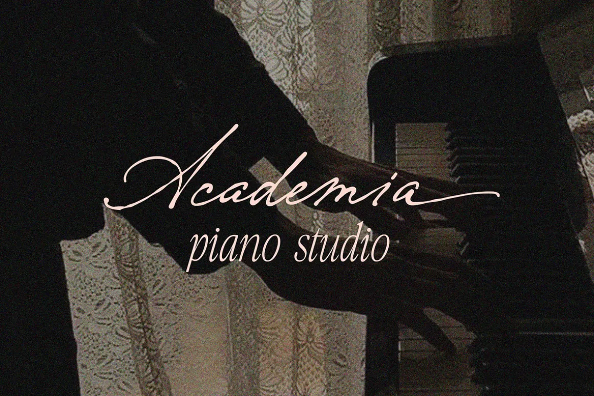 Nostalgia // Vintage Script Font